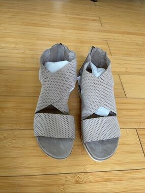 Women Eileen Fisher Suede Criss Cross Open Toe Summer Shoes Back Zipper 7.5 NWOT